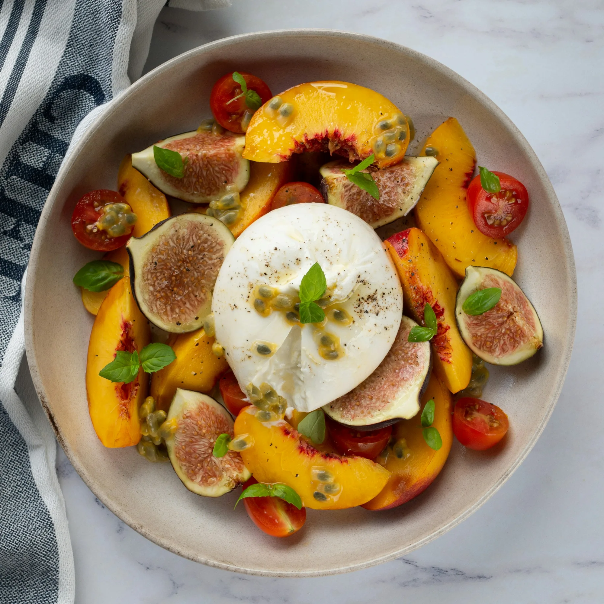 Burrata estivale aux figues, pêches & fruit de la passion