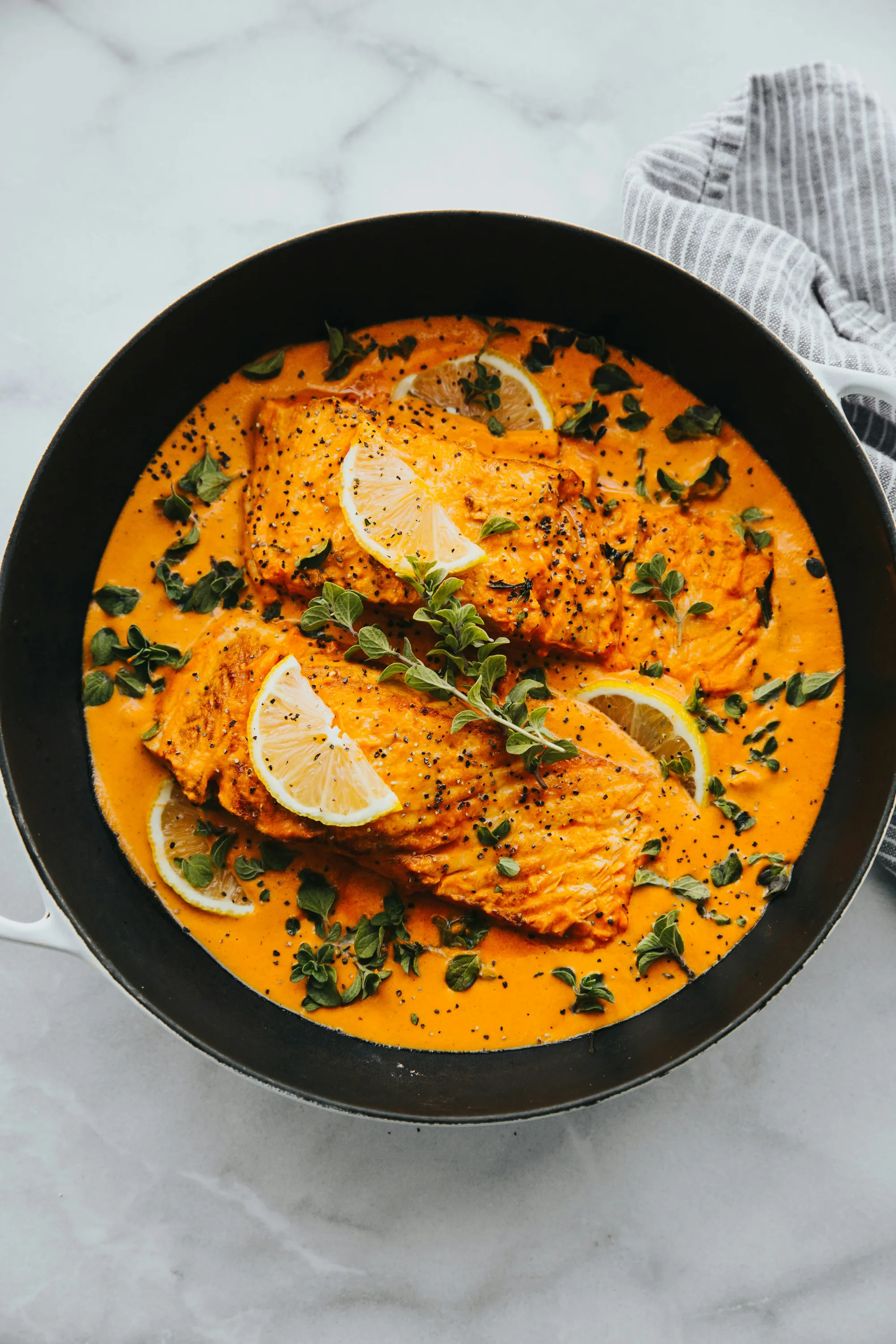 Saumon à la sauce crémeuse aux poivrons rouges